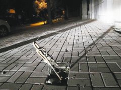 鐵棍繞鋼絲絆倒一盲人 傷人“刺兒頭”拔不掉？